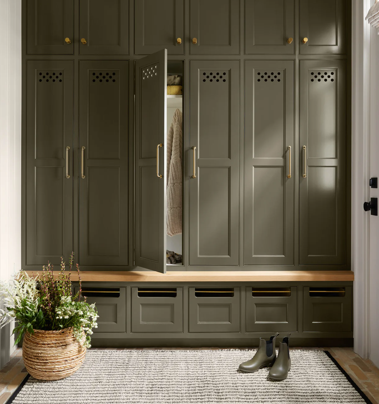 Angela Rose x Loloi: Discover Modern Chic with Colton Ivory/Black Rug