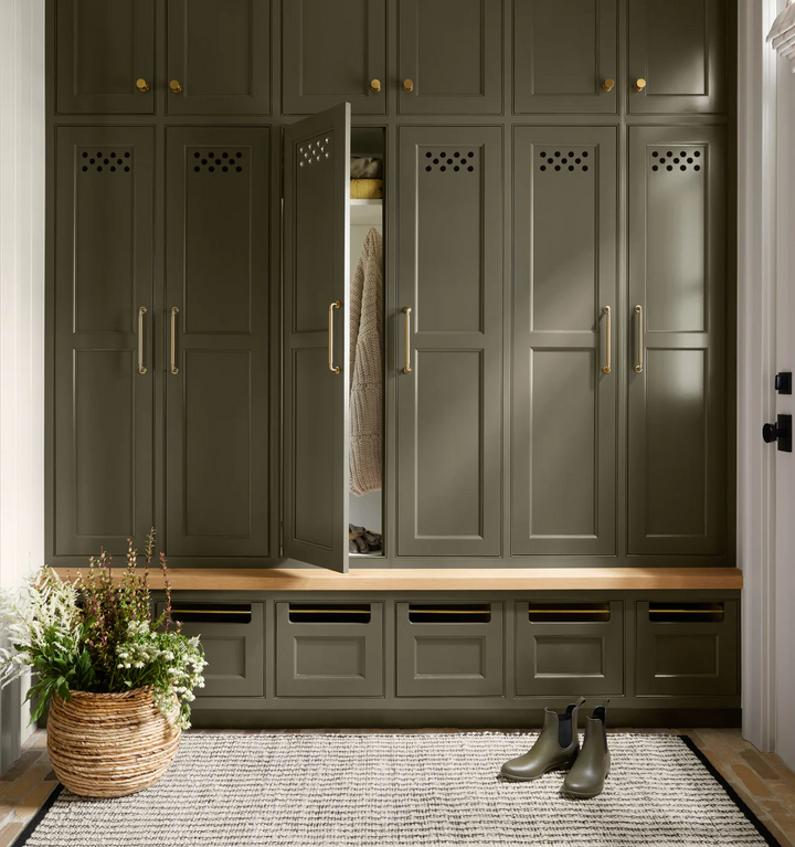Angela Rose x Loloi: Discover Modern Chic with Colton Ivory/Black Rug